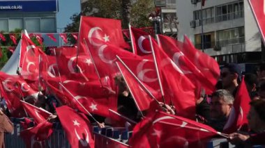 İzmir, Türkiye - 29 Ekim 2025: Cumhuriyet Günü kutlamaları sırasında Türk bayraklarını sallayan coşkulu kalabalığın yavaş çekim videosu.
