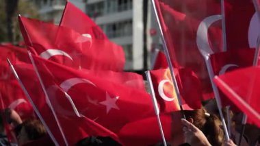 İzmir, Türkiye - 29 Ekim 2025: Cumhuriyet Günü kutlamaları sırasında Türk bayraklarını sallayan coşkulu kalabalığın yavaş çekim videosu.