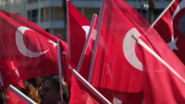 İzmir, Türkiye - 29 Ekim 2025: Cumhuriyet Günü kutlamaları sırasında Türk bayraklarını sallayan coşkulu kalabalığın yavaş çekim videosu.