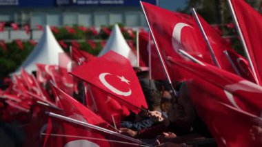 İzmir, Türkiye - 29 Ekim 2025: Cumhuriyet Günü kutlamaları sırasında Türk bayraklarını sallayan coşkulu kalabalığın yavaş çekim videosu.