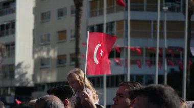 İzmir, Türkiye - 29 Ekim 2025: Kızın babasının omuzlarında Cumhuriyet Günü kutlamalarında Türk bayrağını coşkuyla salladığı yavaş çekim videosu.