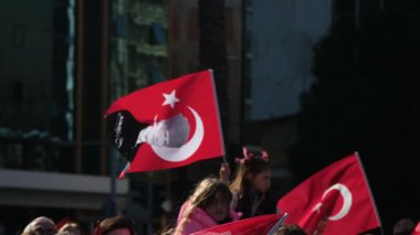 İzmir, Türkiye - 29 Ekim 2025: Kızın babasının omuzlarında Cumhuriyet Günü kutlamalarında Türk bayrağını coşkuyla salladığı yavaş çekim videosu.
