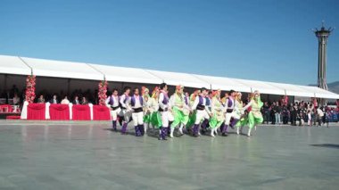 İzmir, Türkiye - 29 Ekim 2025: Cumhuriyet Günü kutlamaları sırasında Balkan halk dansları yapan öğrencilerin yavaş çekim videosu