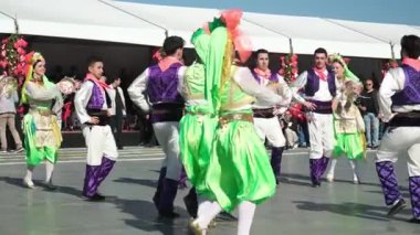 İzmir, Türkiye - 29 Ekim 2025: Cumhuriyet Günü kutlamaları sırasında Balkan halk dansları yapan öğrencilerin yavaş çekim videosu