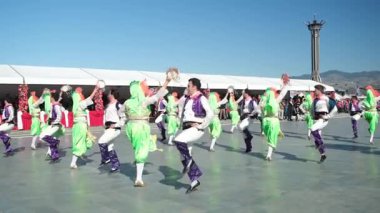İzmir, Türkiye - 29 Ekim 2025: Cumhuriyet Günü kutlamaları sırasında Balkan halk dansları yapan öğrencilerin yavaş çekim videosu