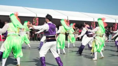 İzmir, Türkiye - 29 Ekim 2025: Cumhuriyet Günü kutlamaları sırasında Balkan halk dansları yapan öğrencilerin yavaş çekim videosu