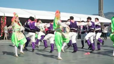 İzmir, Türkiye - 29 Ekim 2025: Cumhuriyet Günü kutlamaları sırasında Balkan halk dansları yapan öğrencilerin yavaş çekim videosu