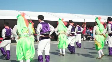 İzmir, Türkiye - 29 Ekim 2025: Cumhuriyet Günü kutlamaları sırasında Balkan halk dansları yapan öğrencilerin yavaş çekim videosu