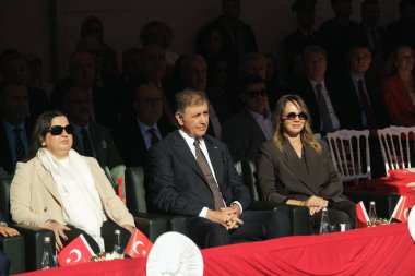 İzmir, Türkiye - 29 Ekim 2025: İzmir Büyükşehir Belediye Başkanı Cemil Tugay, Alsancak Meydanı 'ndaki Cumhuriyet Günü kutlamaları sırasında gösterileri izliyor