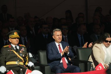 İzmir, Türkiye - 29 Ekim 2025: İzmir Valisi Süleyman Elban Cumhuriyet Günü kutlamaları sırasındaki gösterileri izliyor ve alkışlıyor