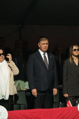 İzmir, Türkiye - 29 Ekim 2025: Alsancak Meydanı 'nda düzenlenen Cumhuriyet Günü töreninde Büyükşehir Belediye Başkanı Cemil Tugay saygı duruşunda bulundu.