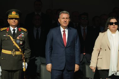 İzmir, Türkiye - 29 Ekim 2025: İzmir Valisi Süleyman Elban ve Tümgeneral Irfan Özsert Cumhuriyet Günü kutlamalarında ulusal marş sırasında saygılarını sundular