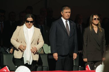 İzmir, Türkiye - 29 Ekim 2025: Alsancak Meydanı 'nda düzenlenen Cumhuriyet Günü töreninde Büyükşehir Belediye Başkanı Cemil Tugay saygı duruşunda bulundu.