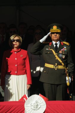 İzmir, Türkiye - 29 Ekim 2025: Alsancak Meydanı 'nda düzenlenen Cumhuriyet Günü kutlamaları sırasında Tümgeneral İrfan Özsert selamladı