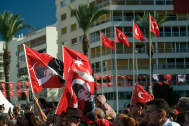 İzmir, Türkiye - 29 Ekim 2025: İzmir halkı, Alsancak Meydanı 'ndaki Cumhuriyet Günü kutlamaları sırasında gösterileri izlerken coşkuyla bayrak sallıyor