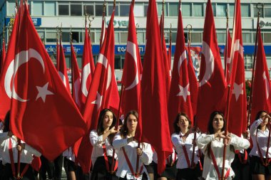 İzmir, Türkiye - 29 Ekim 2025: Alsancak Meydanı 'nda düzenlenen Cumhuriyet Günü kutlamaları sırasında lise öğrencileri Türk bayraklarıyla yürüyüş yapıyor