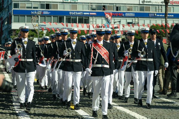 Измир, Турция - 29 октября 2025 года: Студенты Полицейской академии выстроились в ряды во время празднования Дня Республики на площади Республики Алсанджак