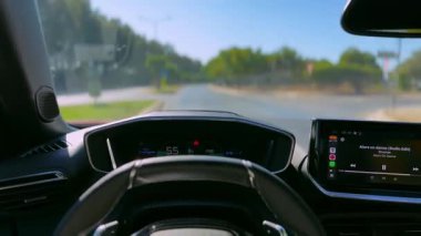 İzmir, Türkiye - 15 Temmuz 2025: Kentin sokaklarında ve ağaçlar arasında Peugeot 2008 aracıyla video çeken ilk kişi