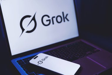 İzmir, Türkiye - 21 Ocak 2026: Beyaz arka planda Grok AI logosu olan bir dizüstü bilgisayarın fotoğrafı, klavyesinde Grok logosu da beyaz arkaplanda yer alıyor