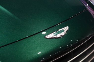 İzmir, Türkiye - 9 Kasım 2025: Motta Show İzmir otomobil fuarında çekilen yeşil arabanın üzerindeki Aston Martin logosunun yakın çekimi