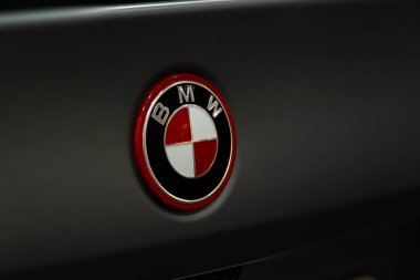 İzmir, Türkiye - 9 Kasım 2025: Motta Show İzmir sergisinde çekilen siyah arabanın bagajındaki kırmızı siyah beyaz BMW logosunu kapatın