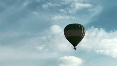 Denizli 'de Pamukkale Travertines' in üstündeki günbatımında zarif bir şekilde uçan renkli sıcak hava balonları videosu..