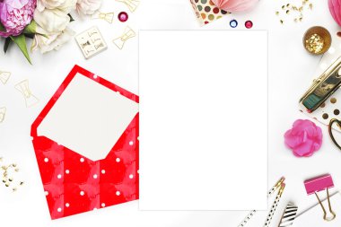 Düz yatıyordu. Beyaz arka plan. Kadın masaüstü, şablon kartı, alay için fotoğraf veya metni koy senin iş. Peonies ve altın ileti örneği. Altın Polka. Başlık Web sitesi ya da kahraman Web sitesi