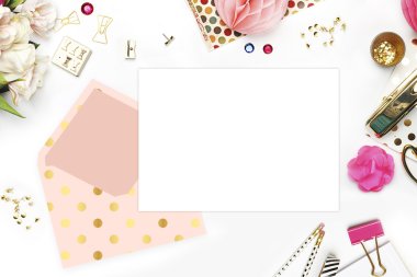 Başlık Web sitesi veya kahraman Web sitesi, Tablo görünümü office öğeleri, beyaz arka plan kadın Danışma, sahte. Polka altın desen ve allık