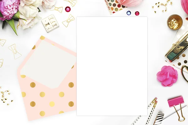 Header hemsida eller hjälte hemsida, tabell Visa office objekt, vit bakgrund prototyper, Kvinna skrivbord. Polka guld mönster och blush — Stockfoto