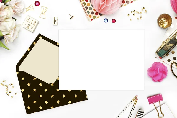 Hochzeit Hintergrund. Mock-up für Ihr Foto oder Text platzieren Sie Ihre Arbeit. Damendesktop, Schablonenkarte, Pfingstrosen und Goldpapier. Goldpolka. Header-Website oder Helden-Website — Stockfoto