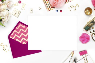 Düğün arka plan. Mock-up fotoğraf veya metin yer senin iş için. Kadın masaüstü, şablon kartı, Peonies ve altın ileti örneği. Altın Polka. Başlık Web sitesi ya da kahraman Web sitesi