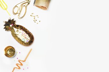 Tablo öğeleri altın kadın. Kadınsı sahne, glamour tarzı. Beyaz arka plan kadar sahte. Düz yatıyordu, parti Danışma. Tablo görünümünde, çalışma alanı. Ananas, altın el çantası, altın makası, konfeti. Ürün mockup