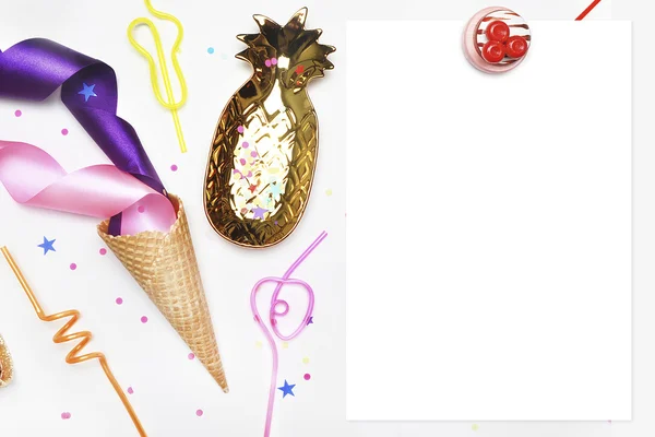 파티 초대 모형입니다. 평평 하다, 테이프 색깔 딸기 케이크. 파티 accessories.golden 항목으로 흰색 배경 — 스톡 사진