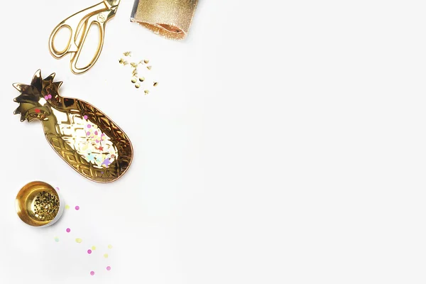 Gold woman items on table. Feminine scene, glamour style. White background mock up. Flat lay, party desk. Table view, workspace. Pineapple, gold bag, Golden shears, confetti. — Stock Photo, Image