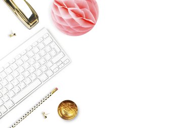 Ofis masası ve beyaz masa üzerinde kadın nesneleri. Düz yatıyordu. Kağıt top, altın zımba, kalem. Modanın natürmortu