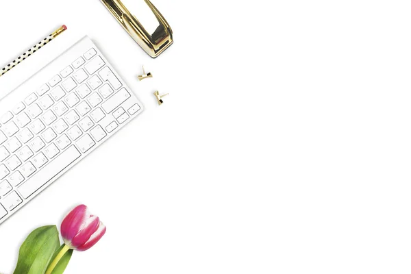 Bureau et objets femme sur table blanche. Pose plate. Tulipe, agrafeuse en or, crayon. Vue de la table. Nature morte de la mode — Photo