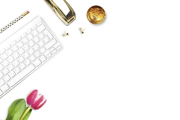 Escritório e objetos de mulher na mesa branca. Deitado. Tulipa, agrafador de ouro, lápis. Vista da mesa. Natureza morta de moda — Fotografia de Stock