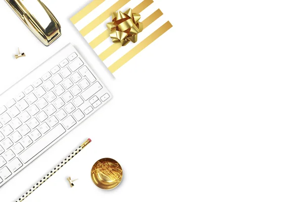 Flache Liege, Büro weißer Schreibtisch und Tastatur mit Goldpapier. Goldhefter, Goldstreifen-Muster, Bleistift. Ansicht oben. Tisch auf. Hintergrundinformationen — Stockfoto