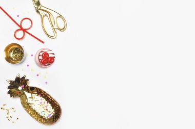 Beyaz arka plan, düz sahte yatıyordu. Altın aksesuarlar masada. Görünümü, altın öğeleri ileti örneği. Kadınsı sahne, çalışma alanı.