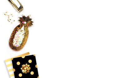 Ev ofis, işyeri. Düz yatıyordu. Masada, kadın masa üstü aksesuarları. Arka plan görünüm üst tablo, alay kadar.