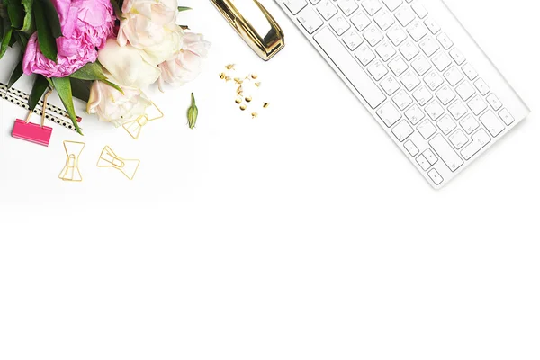 Flower on the table. Keyboard and stapler. Home workplace. Table view. Business accessories. Mock-up background. — Stock Photo, Image