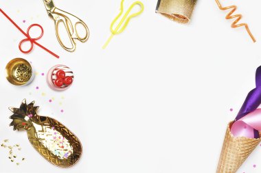 Başlık Web sitesi veya kahraman Web sitesi. Koni, kokteyller, konfeti borular. Parti arka plan mock-up. Çilek, renkli bant ile pasta. Parti accessories.golden madde ile beyaz arka plan. 
