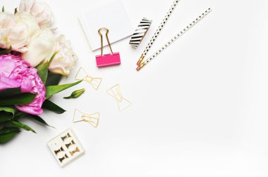  kadının masa üstü.