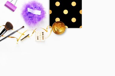 Kadın geçmişi. Makyaj malzemeleri, düz yatış. Kadınsı bir sahne. Başlık bölgesi ya da kahraman bölgesi. Günlük resmi