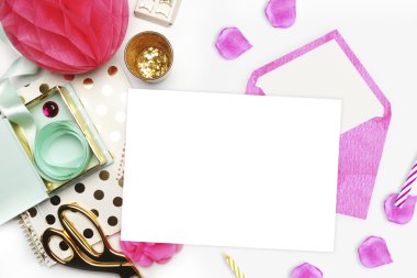 Düz yatıyordu. Düğün arka plan. Mock-up fotoğraf veya metin yer senin iş için. Kadın masaüstü, şablon kartı. Defter altın polka. Beyaz arka plan ile bir davetiye zarf