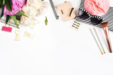 Düz yatıyordu. Masanın üzerine çiçek. Moda öğeleri. Tablo görünümü. Model arka plan. Peonies