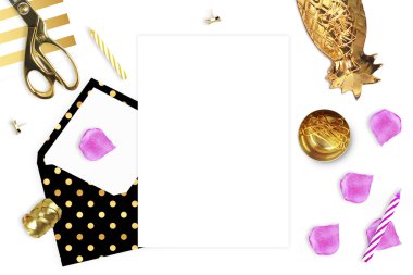 Beyaz arka plan ve kırtasiye üzerinde açılış zarfı. Düz yatıyordu. Altın aksesuarlar. Kadın hala. Çalışma alanı.