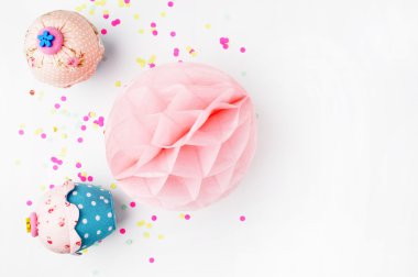 Beyaz arka plan ile parti aksesuarları. Davet mockup. Konfeti ve kekler. pasta