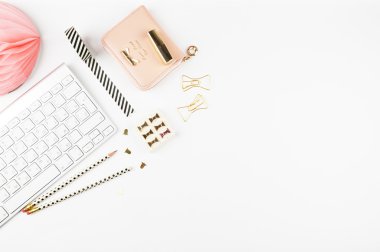 Tablo görünümü office öğeleri, beyaz arka plan kadın Danışma, sahte. Düz yatıyordu.