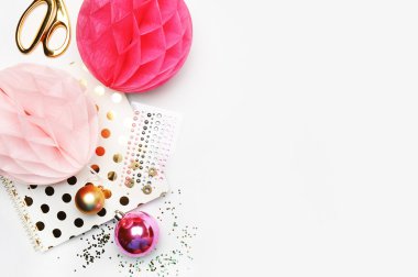 Düz yatıyordu, beyaz masa, dizüstü bilgisayar ve zımba, kadın tarzı, masaüstü modern altın kırtasiye. Arka plan maketi. Cazibe tarzı, çalışma alanı. Düğün geçmişi. Altın polka noktaları.